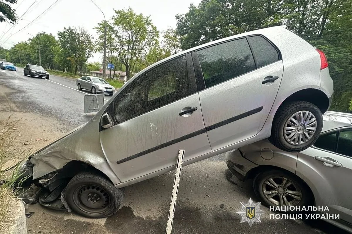 Карколомна ДТП у Тернополі: Volkswagen після зіткнення опинився на даху іншого автомобіля