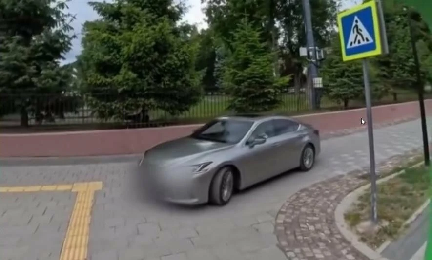 Відеодоказ із соцмереж: у патрульній поліції покарали водія елітного Lexus за небезпечну їзду пішохідною зоною