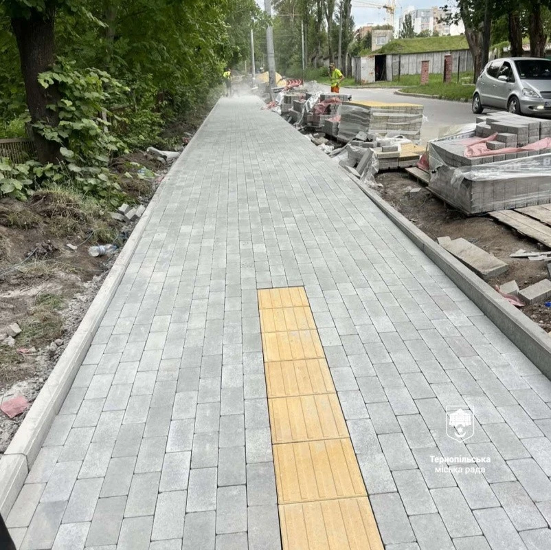 Тротуар без перешкод: у Тернополі створюють комфортний шлях до обласної дитячої лікарні